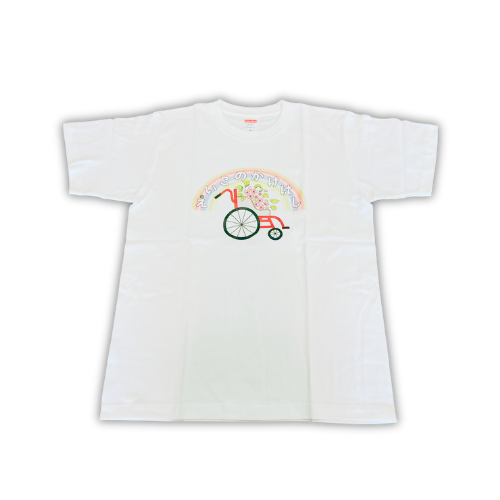 中央に大きく車いすに花が乗りアーチ状の虹がかかったカラフルなイラストがプリントされたTシャツ。虹の中にはえいこのかけはしの文字が書かれている。色は白。