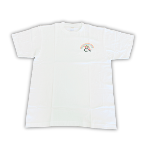 左胸に車いすに花が乗りアーチ状の虹がかかったカラフルなイラストがプリントされたTシャツ。色は白。