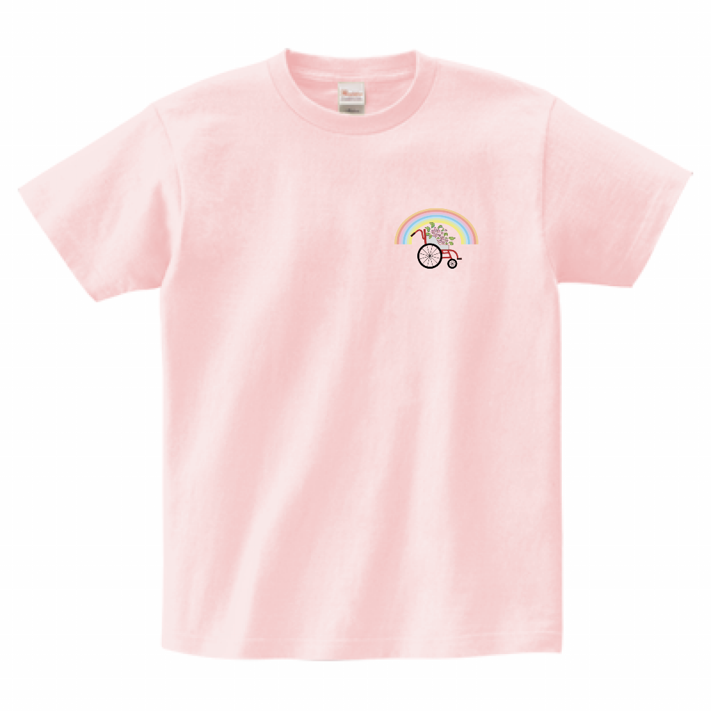 左胸に車いすに花が乗りアーチ状の虹がかかったカラフルなイラストがプリントされたTシャツ。色は薄いピンク色。