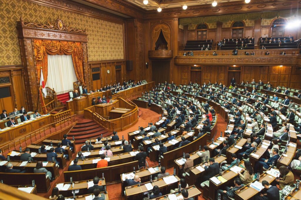 2025年12月3日木村英子代表質問時の参議院本会議場全体の様子。壇上に木村英子