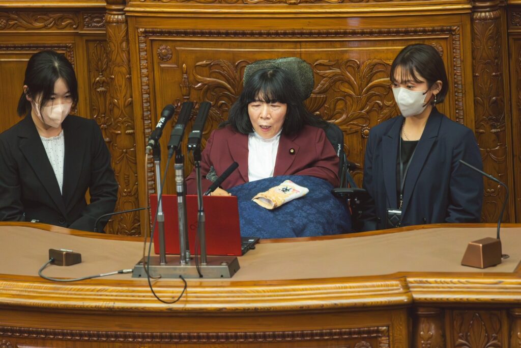 2025年12月3日参議院本会議で木村英子が登壇し代表質問する様子。中央に木村英子。